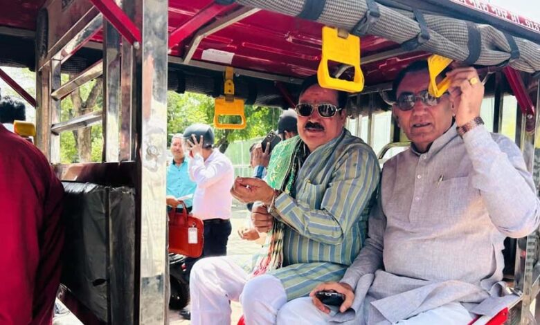 ई-रिक्शा से कैबिनेट बैठक के लिए मंत्रालय पहुंचे मंत्री द्वय श्री टेटवाल और  पंवार