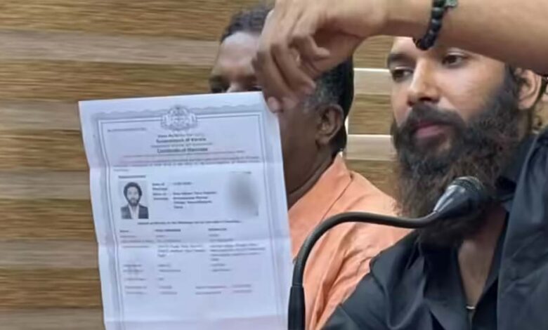 महाकुंभ की वायरल गर्ल पहुंची इंदौर हाई कोर्ट, उम्र के दस्तावेजों में छेड़छाड़ का आरोप