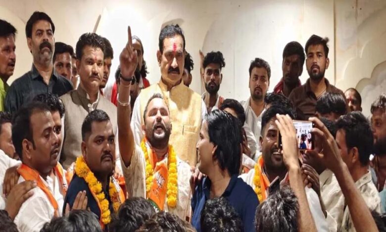 दतिया उपचुनाव से पहले कांग्रेस को बड़ा झटका, 500+ कार्यकर्ता BJP में शामिल