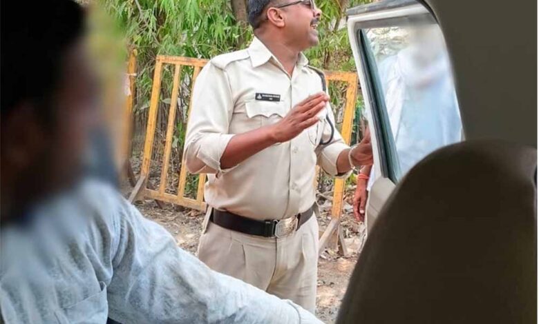 हरदा के डायल-112 हीरोज रेलवे ट्रैक पर खड़े व्यक्ति की सतर्कता से बचाई जान समझाइश देकर परिजनों के सुपुर्द किया