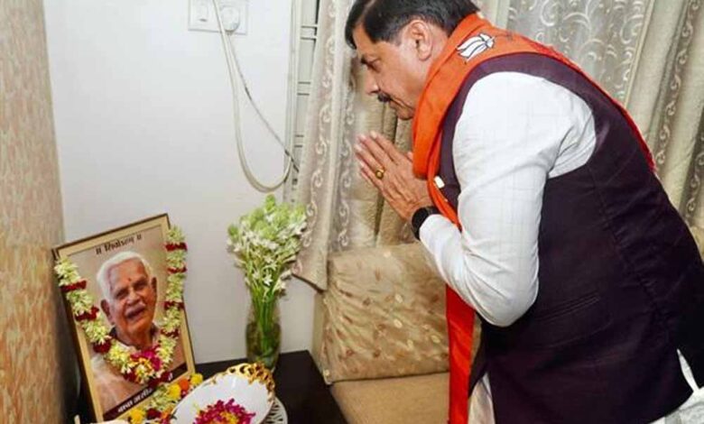 मुख्यमंत्री डॉ. यादव ने स्व. दादा असीम बनर्जी को दी श्रद्धांजलि