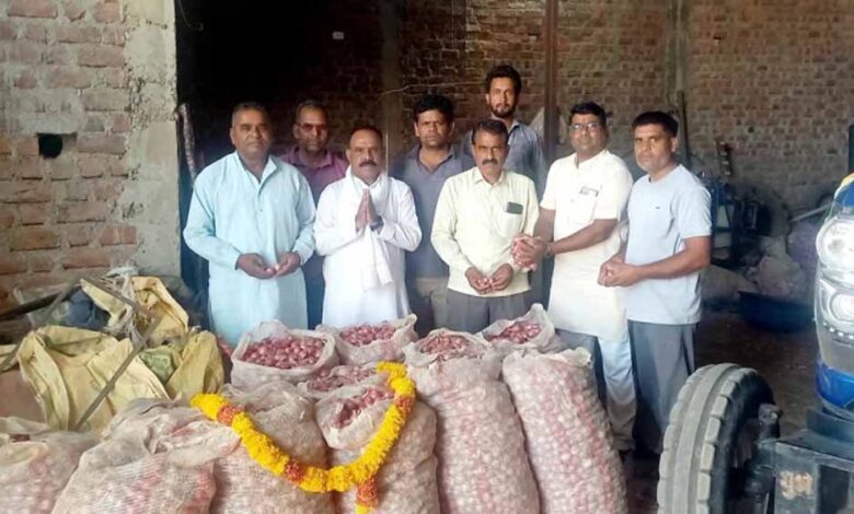 MP में किसानों का अनोखा विरोध, प्याज की बोरियों को पहनाई माला, बोले- खेती घाटे का सौदा