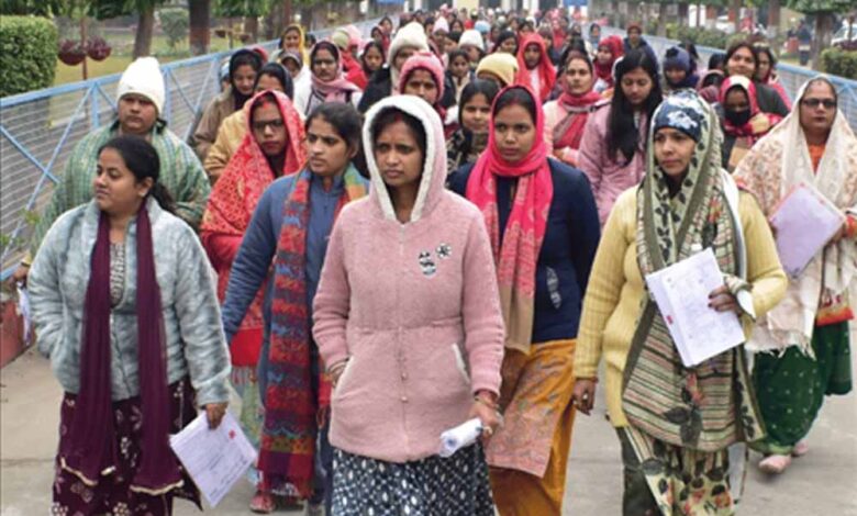 UPSC Prelims में अभ्यर्थियों की अग्निपरीक्षा! तपती जमीन पर नंगे पैर पहुंचे एग्जाम सेंटर