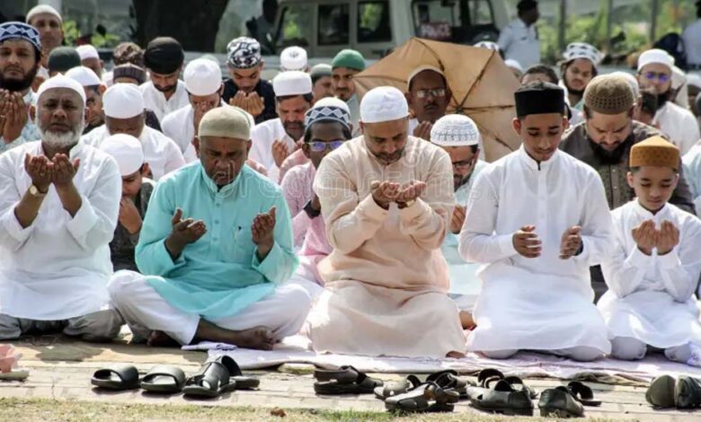 सड़क पर नमाज को लेकर बढ़ा विवाद, मौलाना साजिद रशीदी की ‘थूक-पेशाब’ वाली दलील चर्चा में