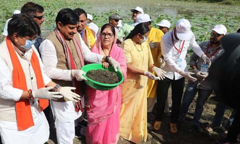 मुख्यमंत्री डॉ. यादव ने गंगा दशहरा पर देवी सागर तालाब में किया श्रमदान