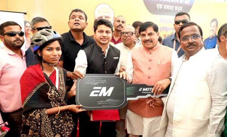 ई-साइकिलों के प्रयोग से महिला कर्मयोगियों को मिलेगी शक्ति : मुख्यमंत्री डॉ. यादव