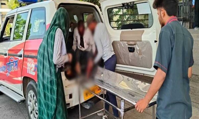 रतलाम के डायल-112 हीरोज सड़क दुर्घटना में घायल बुजुर्ग को अस्पताल में भर्ती कराया