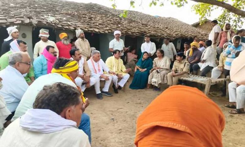 मंत्री  परमार ने कुआं हादसे में दिवंगत श्रमिकों के परिजन से की भेंट