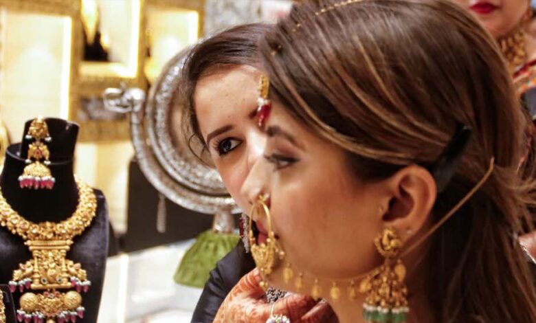 gold-silver-prices-में-जोरदार-उछाल:-इंपोर्ट-ड्यूटी-बढ़ते-ही-चांदी-3-लाख-के-करीब,-जानें-सोने-के-नए-रेट