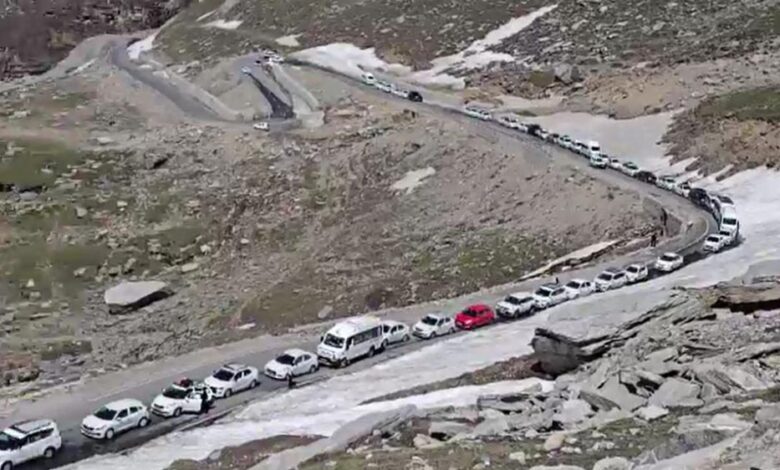 पहाड़ों पर पर्यटकों का सैलाब, हिमाचल से उत्तराखंड तक महाजाम; 50 किमी में लग रहे 8 घंटे