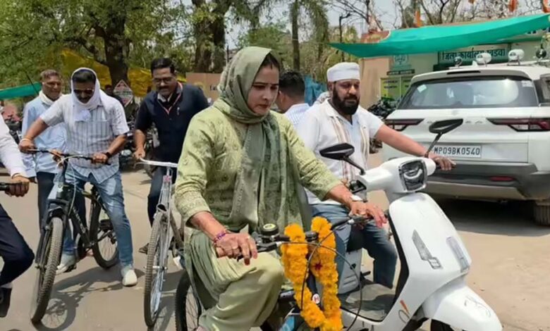खंडवा-में-विधायक-कंचन-तनवे-की-साइकिल-यात्रा-चर्चा-में,-महापौर-अमृता-यादव-ई-कार-के-साथ-हुईं-शामिल