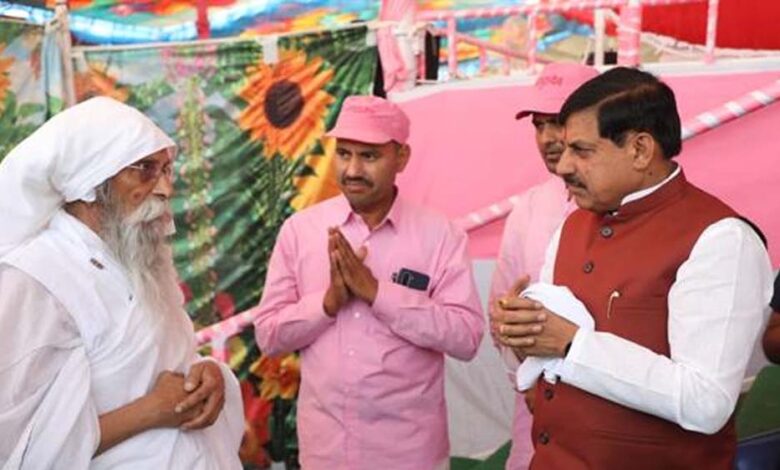 गुरुदेव के आशीर्वाद से ही सनातन और सत्य मार्ग का अनुसरण करने की प्रेरणा मिलती है : मुख्यमंत्री डॉ. यादव