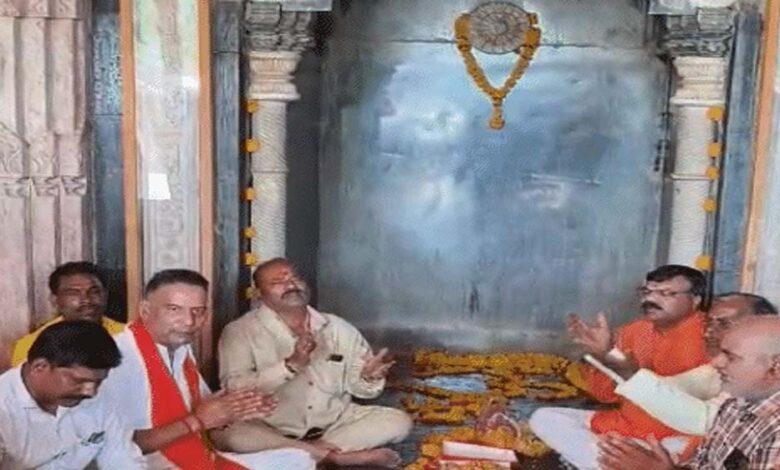 हाईकोर्ट के फैसले के बाद भोजशाला में गूंजा हनुमान चालीसा पाठ, श्रद्धालुओं ने किए मां वाग्देवी के दर्शन