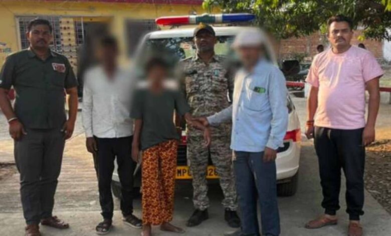 छतरपुर के डायल-112 हीरोज रास्ता भटकी मानसिक रूप से अस्वस्थ 13 वर्षीय बालिका को सुरक्षित परिजनों से मिलाया