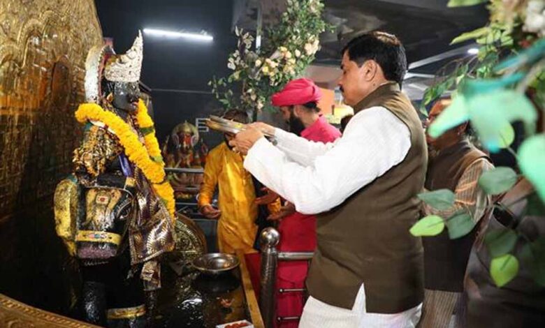 मुख्यमंत्री डॉ. यादव ने कमला पार्क स्थित शनि मंदिर में पूजा-अर्चना की