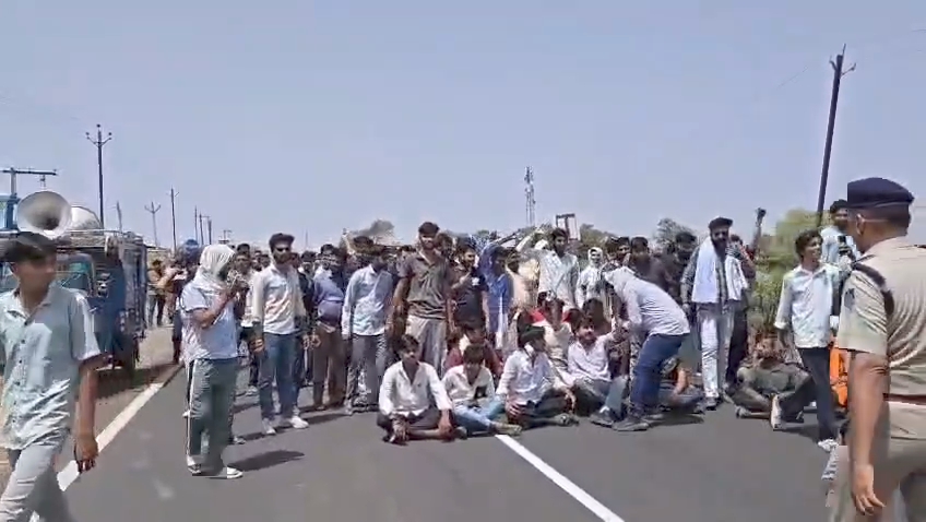 अमलाहा में बिजली कटौती से भड़के ग्रामीण, हाईवे पर लगाया जाम