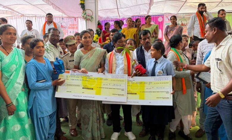 बस्तर-की-बेटियों-ने-पेश-की-सफलता-की-मिसाल,-तेंदूपत्ता-संग्राहक-परिवारों-की-रुद्राणी-और-डालेश्वरी-ने-बढ़ाई-अंचल-की-शान