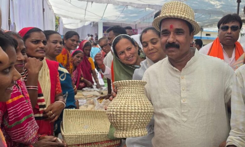 बिहान-योजना-से-मिली-नई-पहचान,-लटोरी-की-महिलाएं-हस्तशिल्प-के-जरिए-बन-रहीं-आत्मनिर्भर