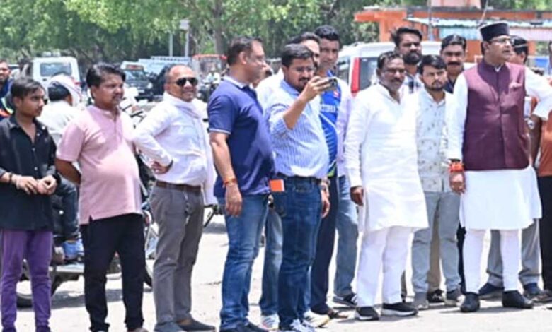 नरेला में बारिश पूर्व तैयारियों की जमीनी हकीकत जांचने निकले मंत्री  सारंग