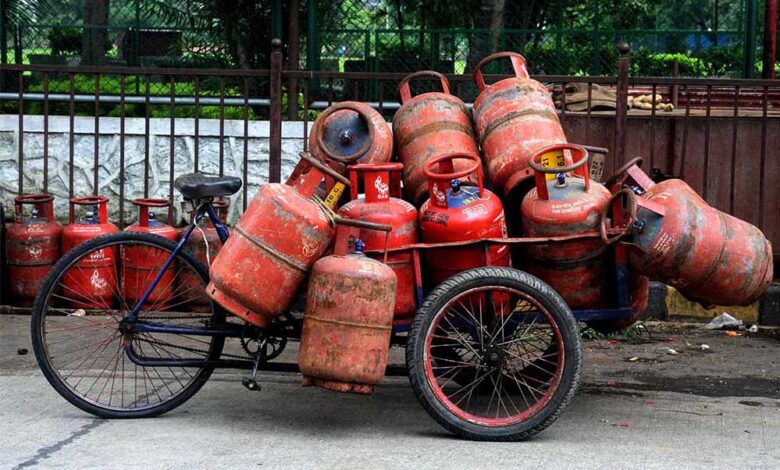 LPG सिलेंडर 942 रुपये पहुंचा, फिर भी भारत में सबसे सस्ता! जानिए पाकिस्तान, श्रीलंका समेत पड़ोसी देशों के दाम