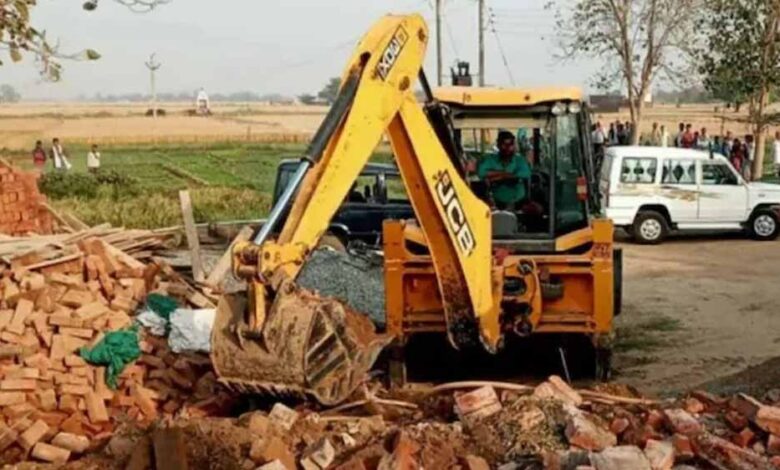 हरिद्वार में CM धामी का बुलडोजर एक्शन, अवैध मजार पर चली कार्रवाई, प्रशासन सख्त