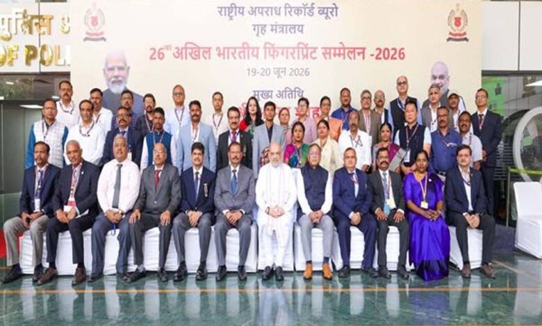 डीजीपी  कैलाश मकवाणा से राष्ट्रीय स्तर पर सम्मानित फिंगरप्रिंट विशेषज्ञ निरीक्षक योगेन्द्र साहू ने की सौजन्य भेंट
