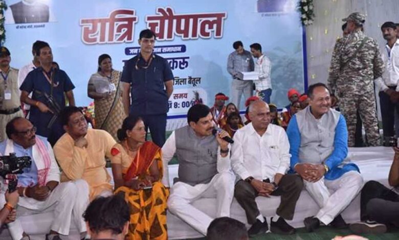 मुख्यमंत्री डॉ. यादव ने हिल स्टेशन कुकरू में लगाई रात्रि चौपाल, ग्रामीणों से किया आत्मीय संवाद