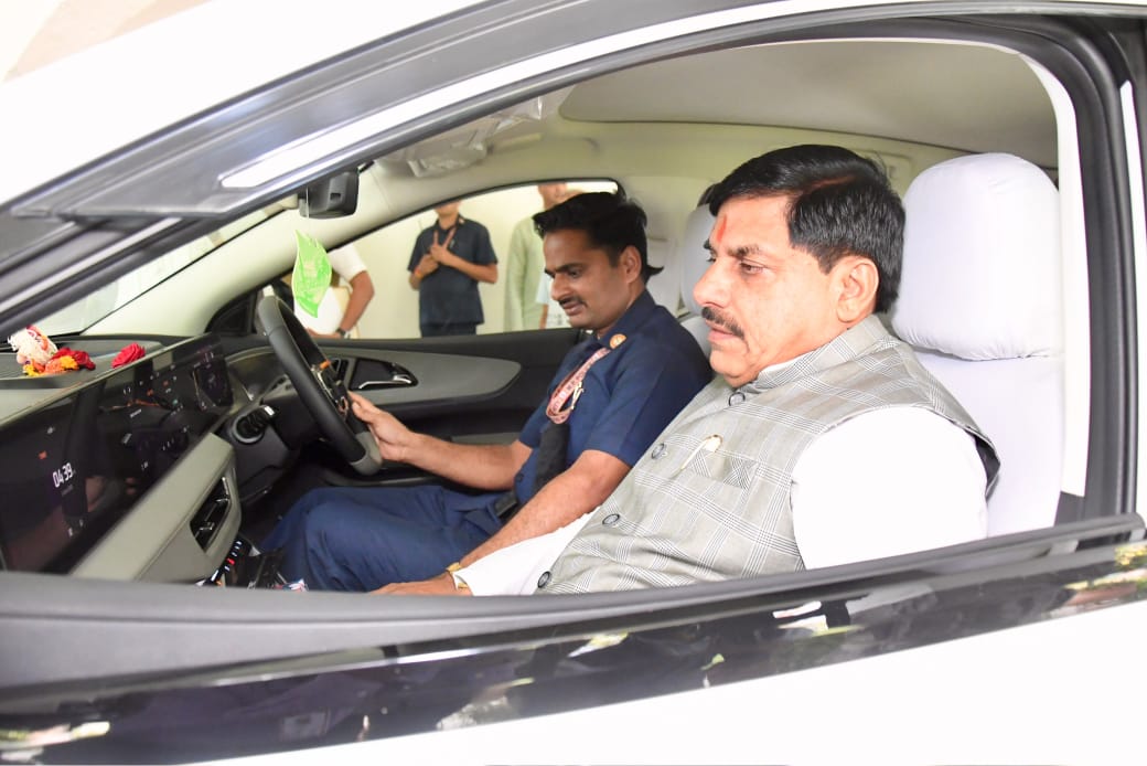 देश के पहले CM बने डॉ. मोहन यादव, काफिले में शामिल की इलेक्ट्रिक कार; दिया विकसित भारत और पर्यावरण संरक्षण का संदेश