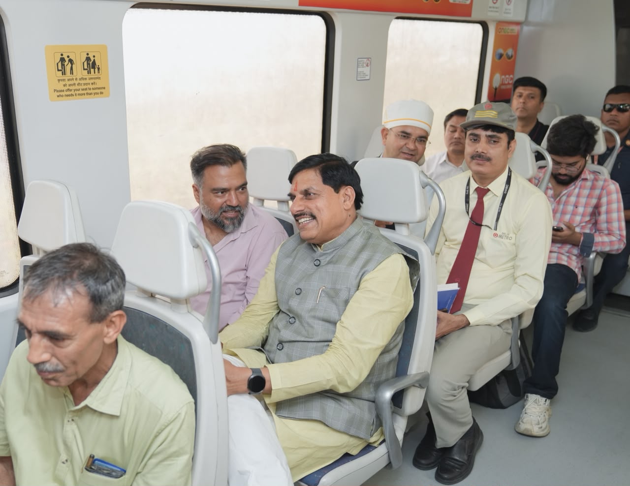 मेट्रो में सफर कर मुख्यमंत्री डॉ. मोहन यादव ने दिया ग्रीन मोबिलिटी का संदेश