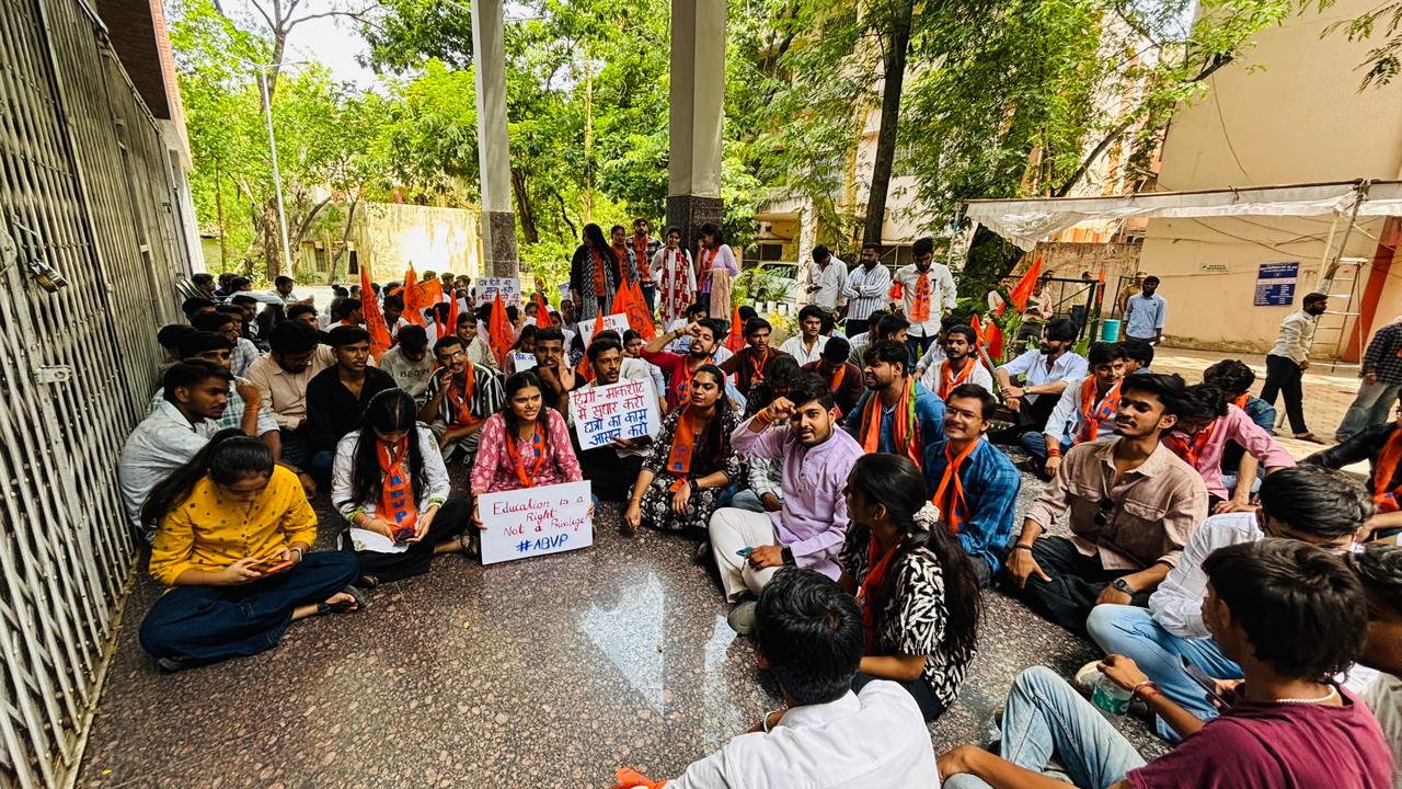 बरकतउल्लाह विश्वविद्यालय में एबीवीपी का अनिश्चितकालीन धरना शुरू, कुलपति के इस्तीफे की मांग