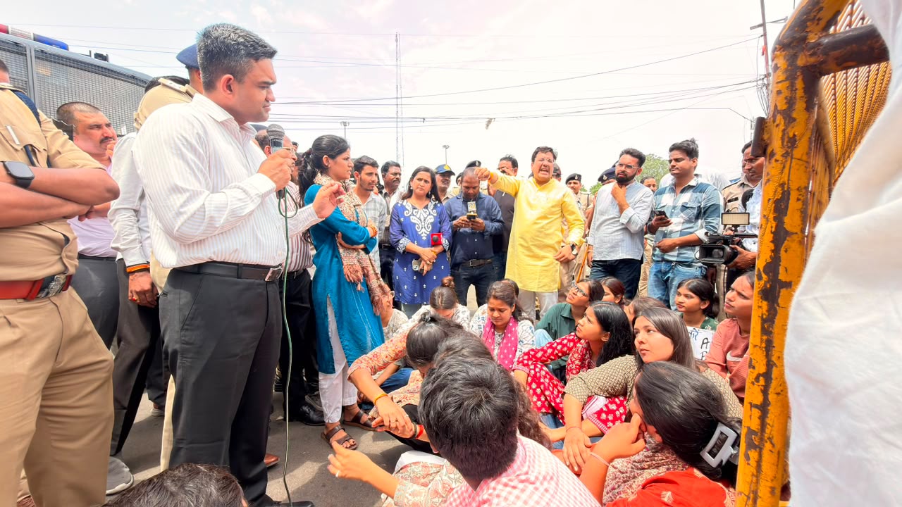 भोपाल में शराब दुकान हटाने को लेकर एबीवीपी का प्रदर्शन, बैरिकेड्स तोड़ने की कोशिश, कलेक्टर ने दिया कार्रवाई का आश्वासन