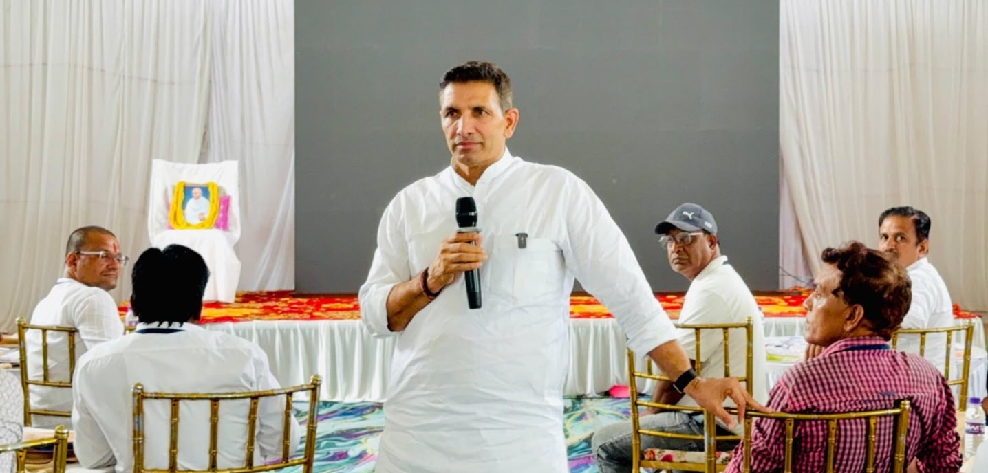 प्रदेश की राजनीति में जमीन और भ्रष्टाचार के आरोपों पर सियासी घमासान