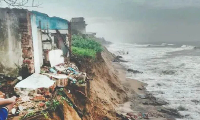 ओडिशा में समुद्र का बढ़ता कहर: गंजाम का तट कटाव की चपेट में, 17 गांवों पर मंडराया संकट