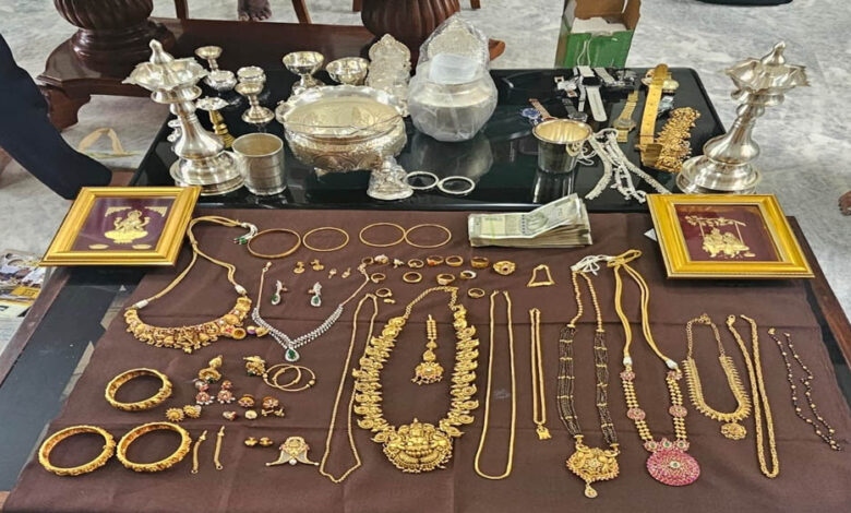 कर्नाटक में लोकायुक्त का बड़ा एक्शन! कृषि अधिकारी पुष्पा के घर छापे में सोना-नकदी बरामद, जांच जारी