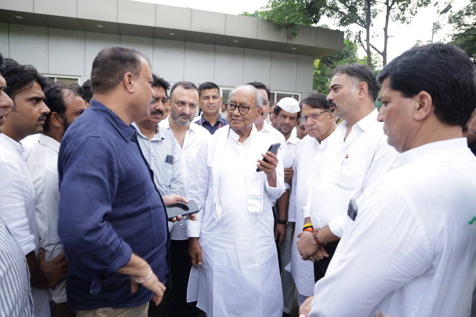 नेता प्रतिपक्ष उमंग सिंघार ने पूर्व मुख्यमंत्री दिग्विजय सिंह से की सौजन्य भेंट